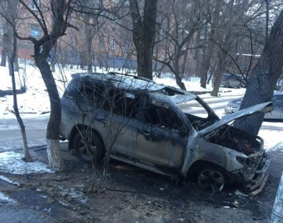 Сгорел дотла Toyota Land Cruiser 200 ночью в Ростове