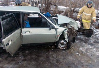 ВАЗ-21099 «вылетел» в кювет и врезался в дерево на трассе в Ростовской области