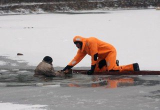 Рыбак провалился под лед на реке Дон, его спасли спасатели Ростова