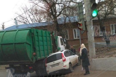 В Ростове на Вавилова столкнулись Lada и мусоровоз