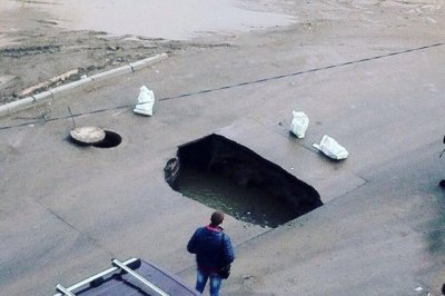 В Батайске на дороге образовалась яма глубиной около метра