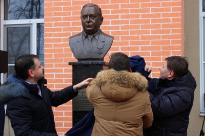 Памятник-бюст Борису Слюсарю появился в Ростове