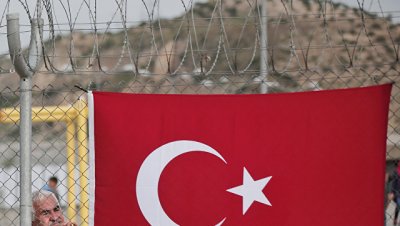 Турция стягивает бронетехнику к границе с Сирией для операции "Щит Евфрата"
