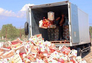 Вновь уничтожили 4,5 тонны овощей и фруктов, изъятых на трассе М-4 на въезде в Шахты