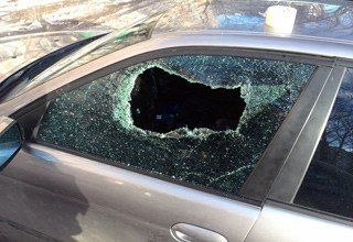 26-летний парень из г. Шахты разбив стекло «Хендая» в Ростове, украл сумку