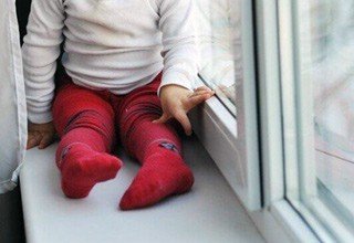 3-летний малыш выпал из окна квартиры, облокотившись на москитную сетку в Волгодонске