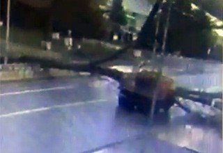 Появилось видео, как раздавило тополем кабину КАМАЗа с двумя мужчинами в Ростове