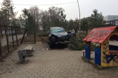 Пьяная блондинка за рулем Land Cruiser протаранила детскую площадку под Ростовом