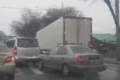 В Ростове на Военведе из-за тройного ДТП образовалась длинная пробка