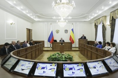 Чиновники Ростовской области по уровню зарплат заняли второе место в ЮФО
