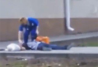 Мужчина случайно выстрелил себе в ногу, когда переносил обрез, и погиб на глазах прохожих в Ростове