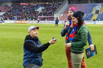 Во время игры с «Ростовом» фанат ЦСКА сделал предложение своей возлюбленной