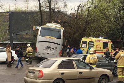 В Ростове на Богатяновском спуске столкнулись автобус и иномарка