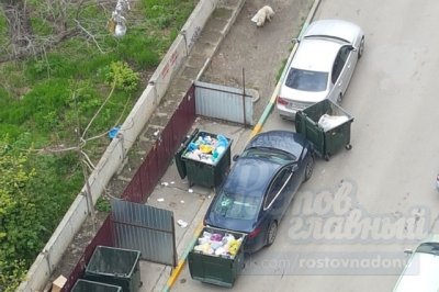 Ростовские коммунальщики отомстили за парковку, забаррикадировав машину жбанами с мусором