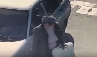 В Ростове женщина прокалывает колеса автомобилей.