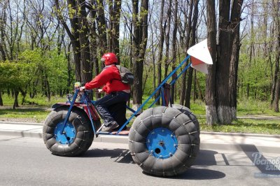 В Ростове появился байкер на странном самодельном мотоцикле