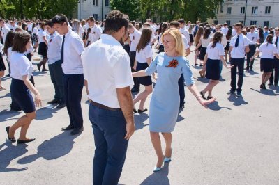 Более двух тысяч школьников из Ростовской области танцевали сегодня «Вальс Победы»