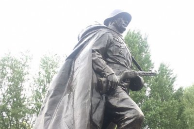 В Кумженской роще открыли памятник «Советскому солдату»
