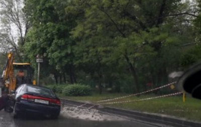 В Ростове Mazda провалилась в заполненную водой яму