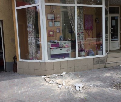 Очевидцы: в центре Ростова обвалился фасад многоквартирного дома