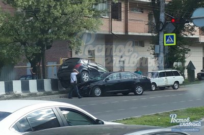 В Ростове в результате ДТП внедорожник «приземлился» на иномарку