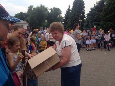 В Батайске запретили раздавать детям конфеты на городских праздниках