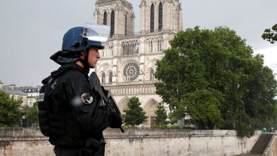 Заблокированные в Нотр-Даме туристы покидают собор