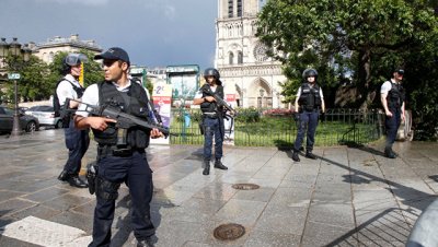 Напавший на полицию в Париже не был известен разведке