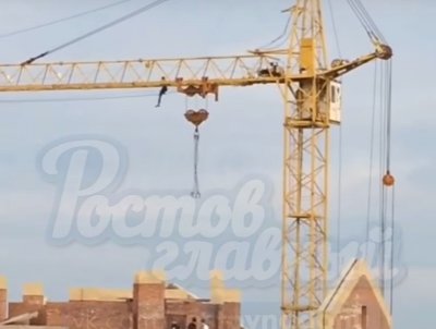 Ростовчанин продемонстрировал акробатические трюки на стреле башенного крана