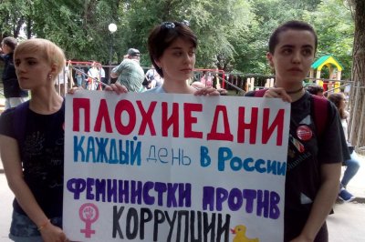 Феминистки вышли поддержать сторонников Навального в Ростове