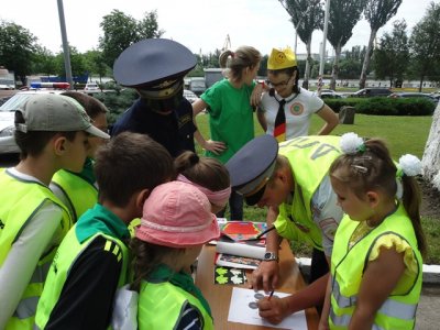 В Ростове полицейские устроили для детей акцию «Безопасное лето»