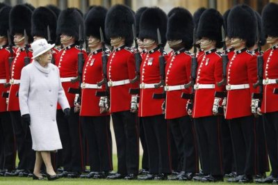 В Лондоне пять королевских гвардейцев упали в обморок на параде