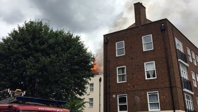 В Лондоне загорелся жилой дом