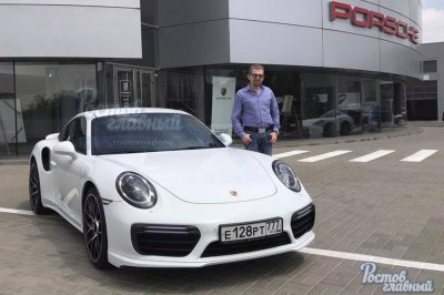 Владельцу разбитого в автосалоне Porsche вручили новый автомобиль
