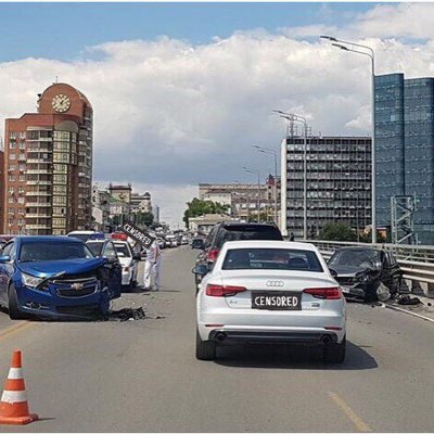 В Ростове на Ворошиловском мосту автомобиль свадебного кортежа попал в аварию