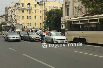 ДТП с участием трех машин и трамвая спровоцировало пробку на пересечении Пушкинской и Буденновского