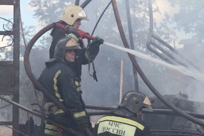В Ростовской области при пожаре на складе работник отравился угарным газом