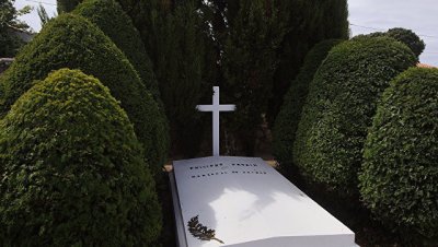 Вандалы разгромили могилу французского маршала Петена