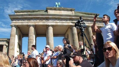 Автопробег дружбы Берлин-Москва начался концертом у Бранденбургских ворот