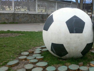 На въезде в Ростов со стороны Таганрога установят четырехметровый мяч за 333 тысячи рублей