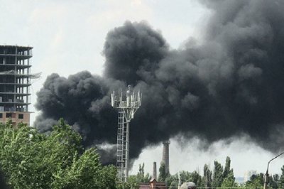 Промышленное здание загорелось в Ворошиловском районе Ростова