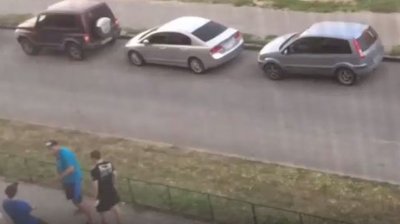В Ростове трое хулиганов громко кричали и разбили стекло в подъезде