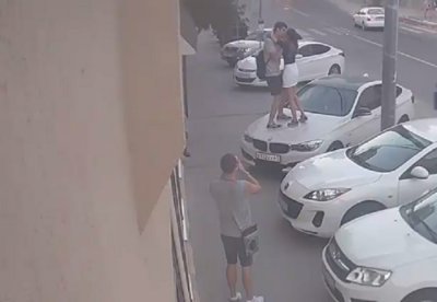Влюбленные подростки помяли капот чужой машины ради снимка на фоне ростовского двора