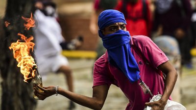 Оппозиция Венесуэлы возводит баррикады по всему Каракасу