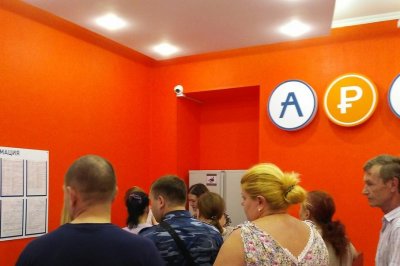 Десятки ростовчан стояли в очереди ради покупки транспортной карты