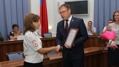 Мэр Кемерово наградил сотрудницу полиции, спасшую четверых детей при пожаре