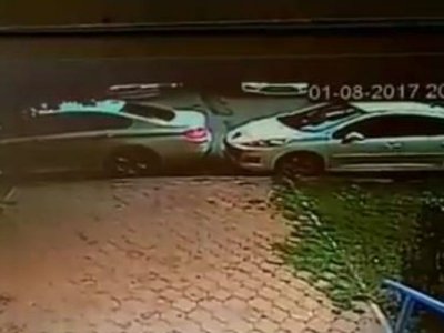 Водителя BMW, ударившего на парковке чужую машину, пристыдили в Сети