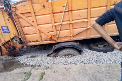 Зыбучий щебень: в Ростове мусоровоз застрял в яме