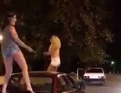 Девушки устроили зажигательные танцы на автомобиле в Таганроге