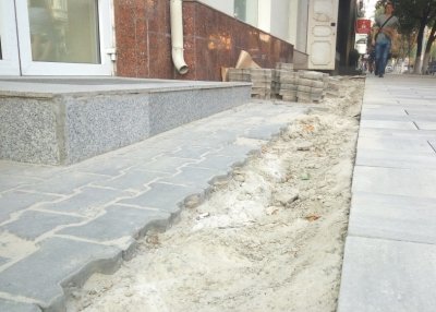 Ростовчане: тротуарную плитку на Большой Садовой укладывают с нарушениями
